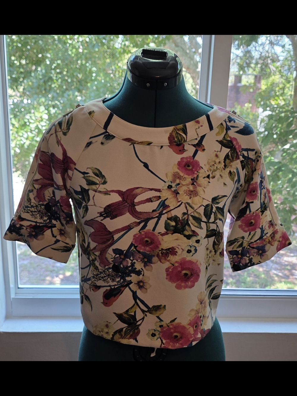 Gracia White Floral Short Sleeve Crewneck Top